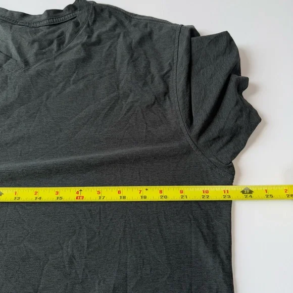 Vuori Strato Tech V-Neck Tee Charcoal Heather XL - Picture 5 of 9